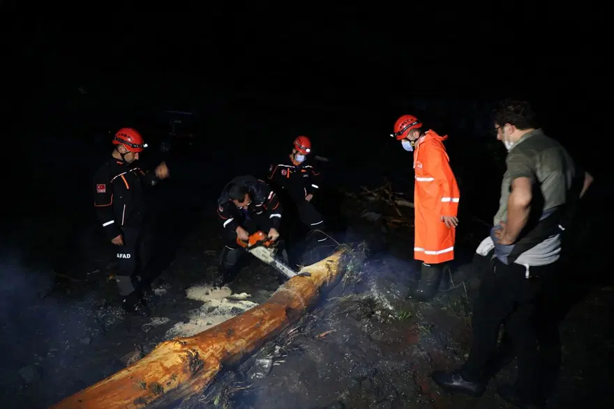 Rize'de evlerinde mahsur kalan aile kurtarıldı 8 Rize'de evlerinde mahsur kalan aile kurtarıldı 8