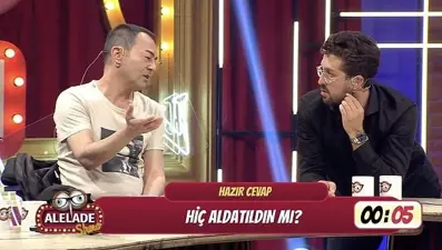 Serdar Ortaç’tan Alelade Show’da itiraf: Kızbanyoya indi, yatağın altında şişlik fark ettim
