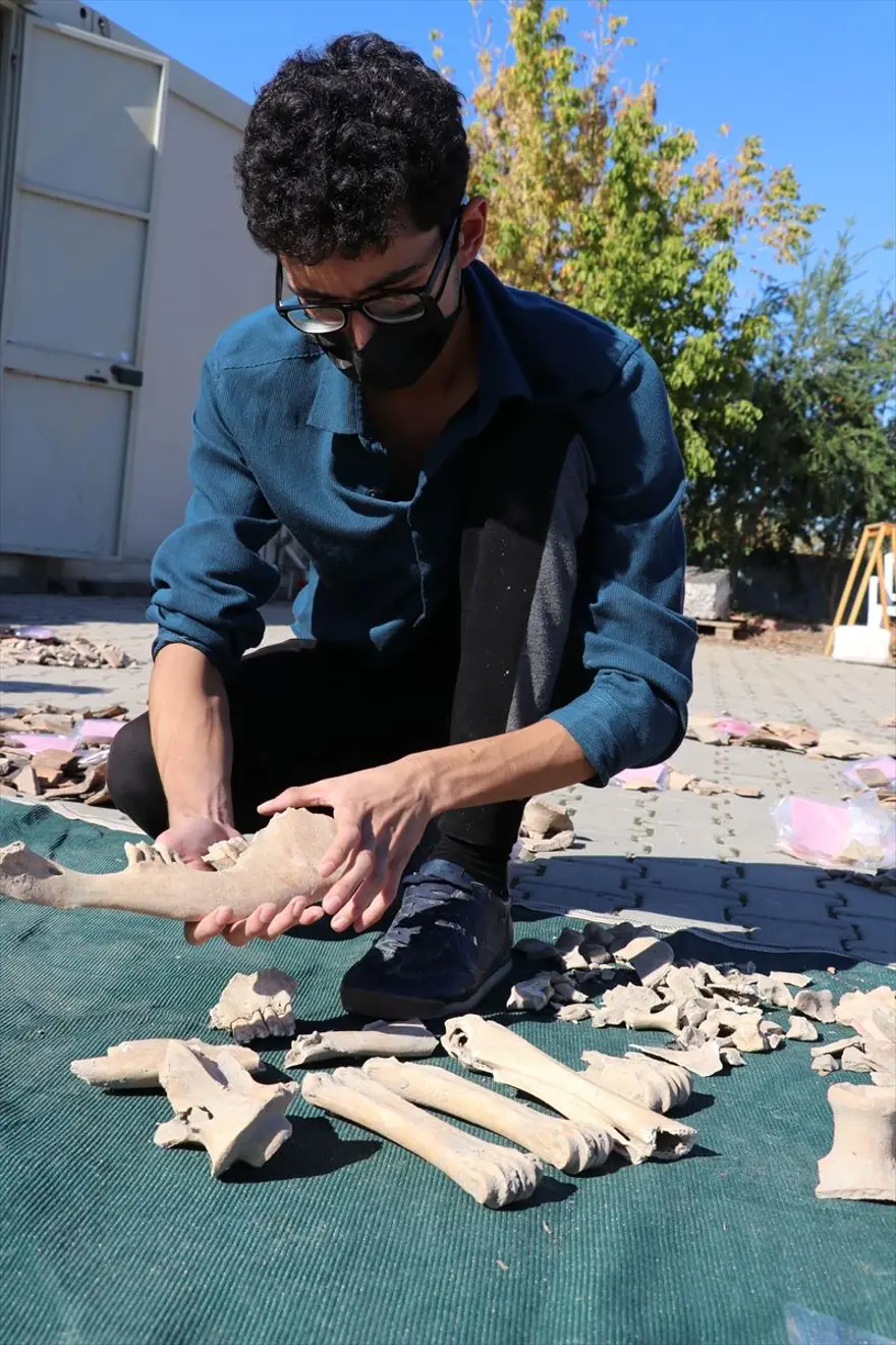 Tatarlı Höyük'te Orta Demir Çağ'a ait depolama alanı bulundu 17 Tatarlı Höyük'te Orta Demir Çağ'a ait depolama alanı bulundu 17