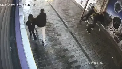 İstanbul'da sokak ortasında kadına şiddet: Bekçi saldırganı vurdu