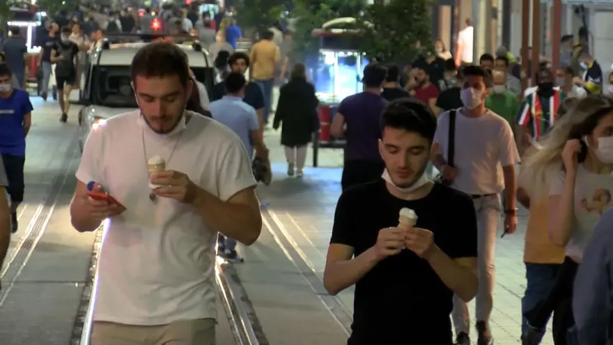 Maske takanlar azalıyor (Maçka Parkı ve İstiklal'de kurallara uyulmadı) 3