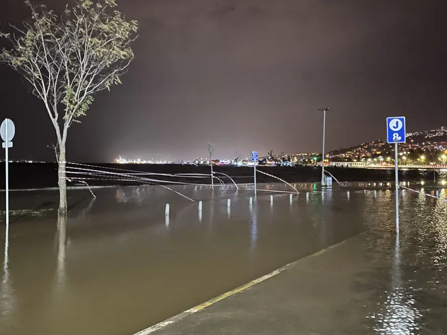 Sağanak ve fırtına birçok kentte hayatı olumsuz etkiledi 7 Sağanak ve fırtına birçok kentte hayatı olumsuz etkiledi 7