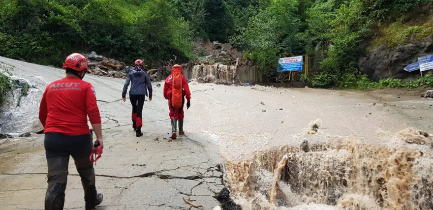 Rize'deki sel felaketinin hasarı gün ağarınca ortaya çıktı 7 Rize'deki sel felaketinin hasarı gün ağarınca ortaya çıktı 7