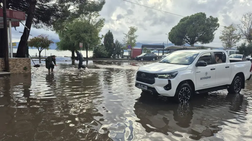 Antalya ve Muğla'yı fırtına vurdu: Cadde ve sokaklar göle döndü 1