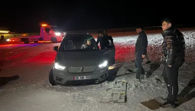 Drift için cipiyle çıktığı Erciyes'te piste saplandı