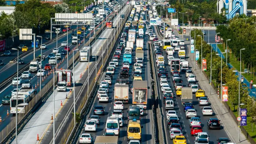 E-5’te trafikkaosu: Kilometrelerce kuyruk oluştu 1