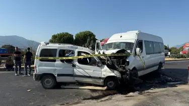 İşçi servisi ile hafif ticari araç çarpıştı: Ölü ve yaralılar var