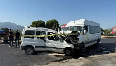İşçi servisi ile hafif ticari araç çarpıştı: Ölü ve yaralılar var