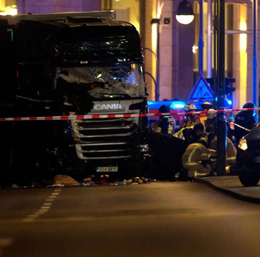 SON DAKİKA... Almanya'nın başkenti Berlin'de Noel pazarına TIR girdi 2