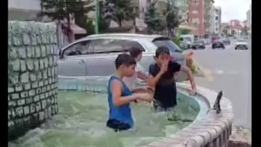Süs havuzunda tehlikeli oyun!