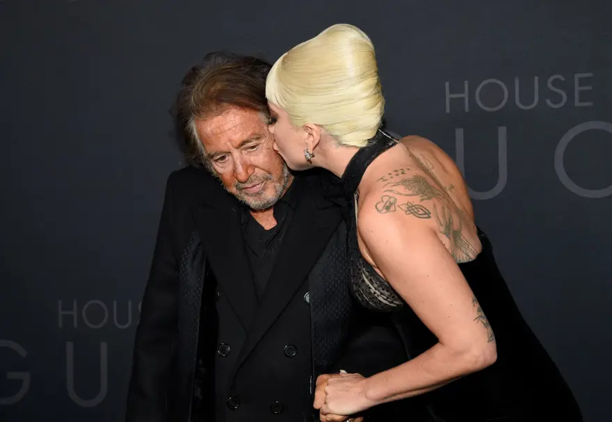 Lady Gaga kırmızı halıya fare dövmesiyle damga vurdu 3