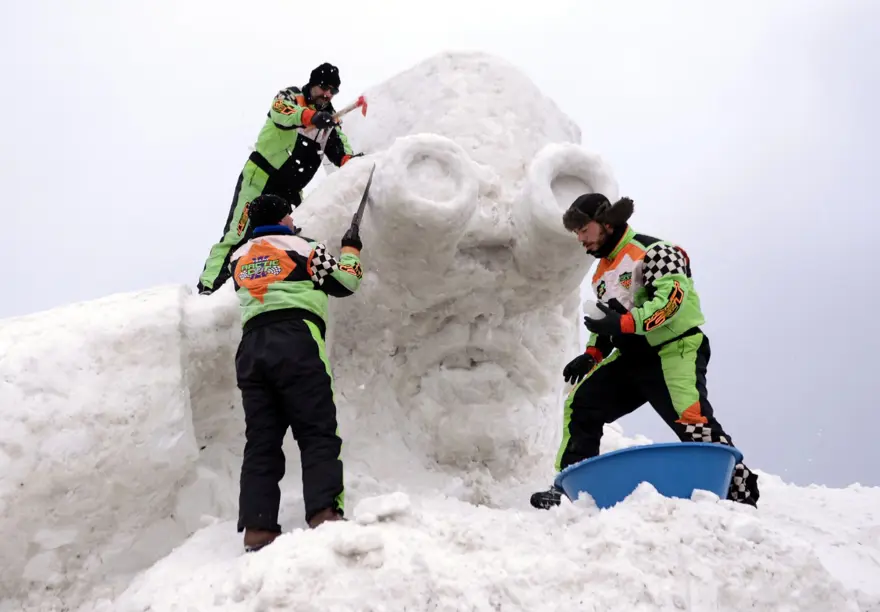Çıldır'daki buz festivali için kardan devasa Atatürk heykeli yapılıyor 1
