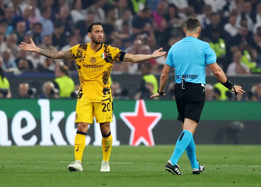 Hakan Çalhanoğlu'ndan ters köşe: "Sakatım" dedi maça çıkmadı 3