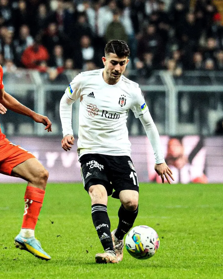 Oyuncu Melisa Döngel gönlünü ünlü futbolcuya kaptırdı 1