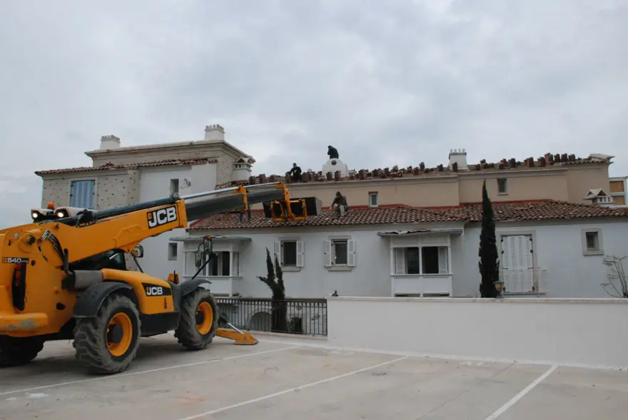 İzmir Çeşme'de hortumun geride bıraktığı hasar için çalışmalar sürüyor 5