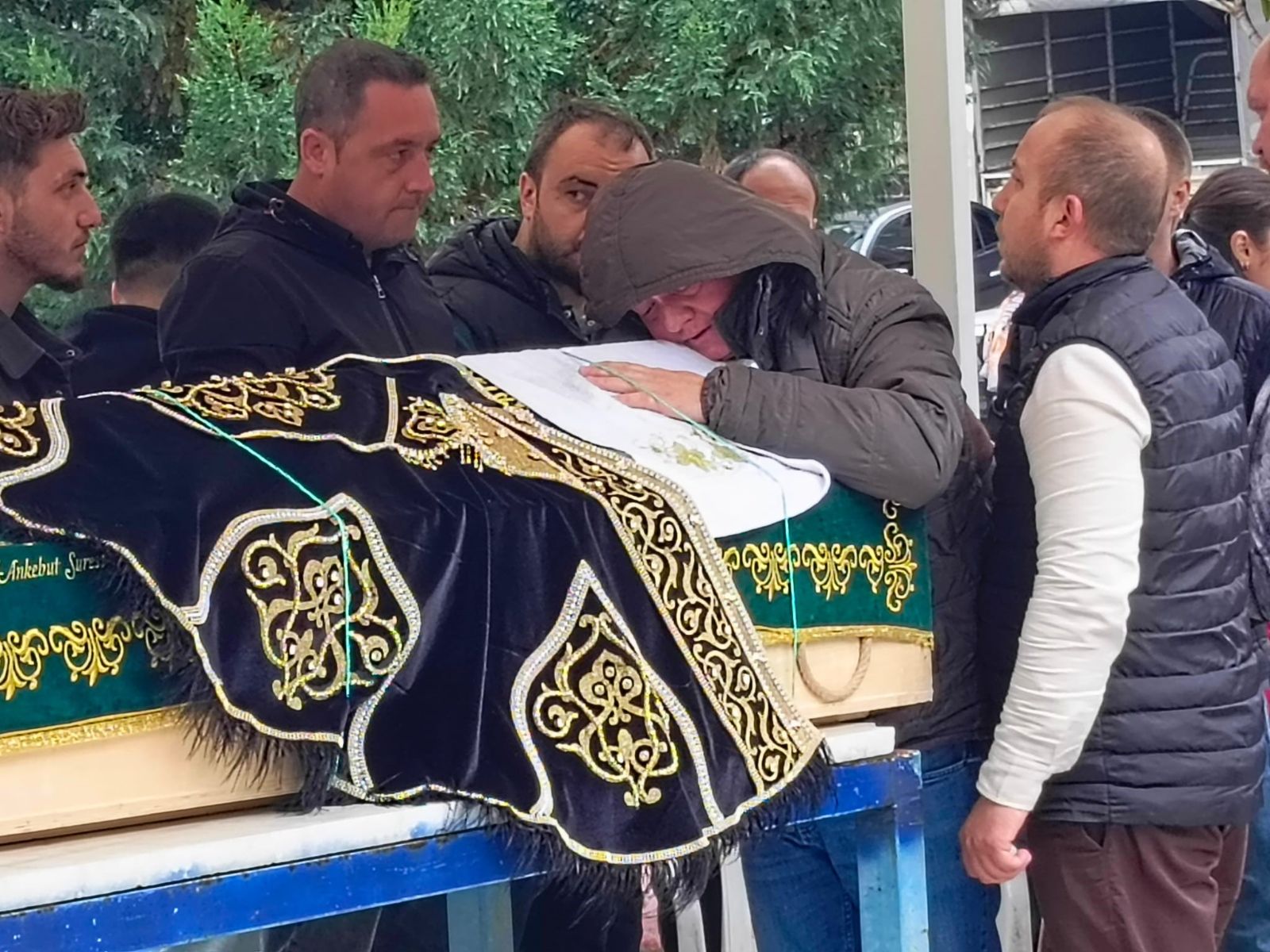 Bir anne ve babanın en zor anı! Sünnet düğünü için aldıkları pelerini tabutunun üzerine serdiler