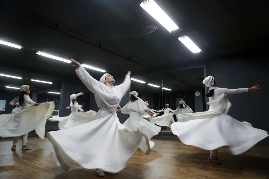 ATÖLYEDE, SEMA VE ÇAĞDAŞ DANS GÖSTERİLERİ EĞİTİMİ VERİLİYOR 4