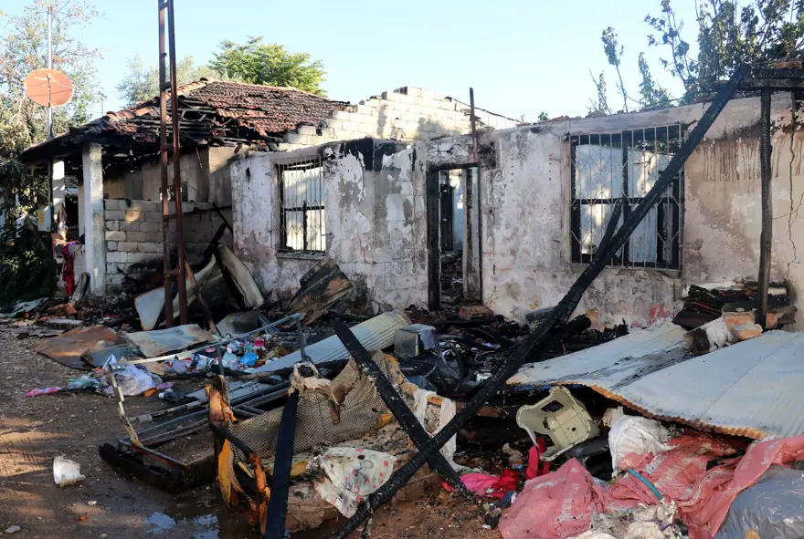 Antalya'da gecekondu yangını 5