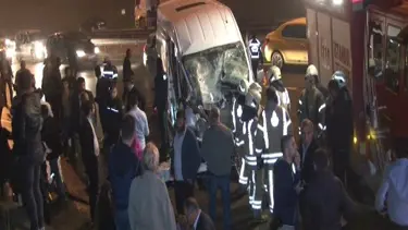 Kemerburgaz'da minibüs kamyona çarptı; 4 yaralı