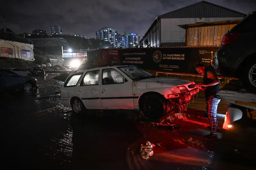 İstanbul'u sağanak vurdu: Ev ve iş yerlerini su bastı, sele kapılan 2 kişi hayatını kaybetti 27