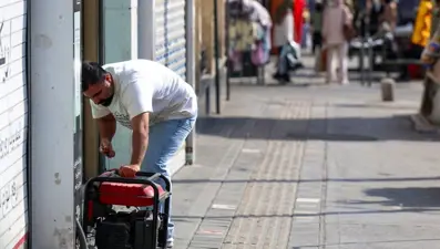 İran'da elektrikler her gün 2 saat kesik: Esnaf zor durumda