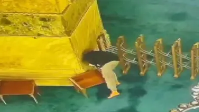 Ayasofya Camii'ne kundaklama girişimi: İncili parfüm sıkarak tutuşturmuş