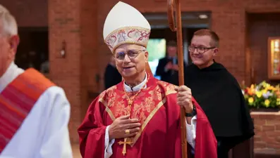 Papa Leo’dan ilk ayin: “Bu dünyanın karanlık gecelerine ışık getirmeyi umuyorum”