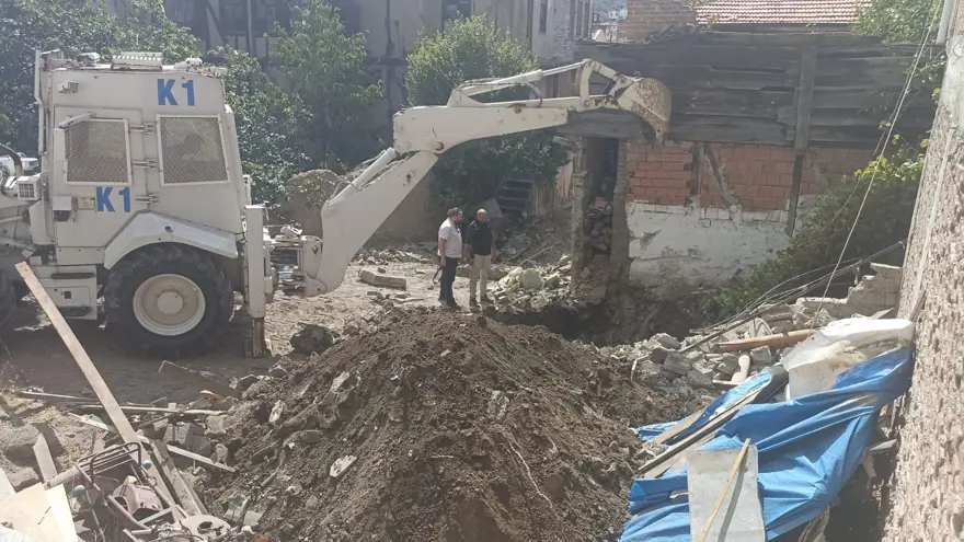 Ölenpolisin eşi “bomba gömdü” dedi, evin bahçesinde bomba araması yapıldı 2 Ölenpolisin eşi “bomba gömdü” dedi, evin bahçesinde bomba araması yapıldı 2