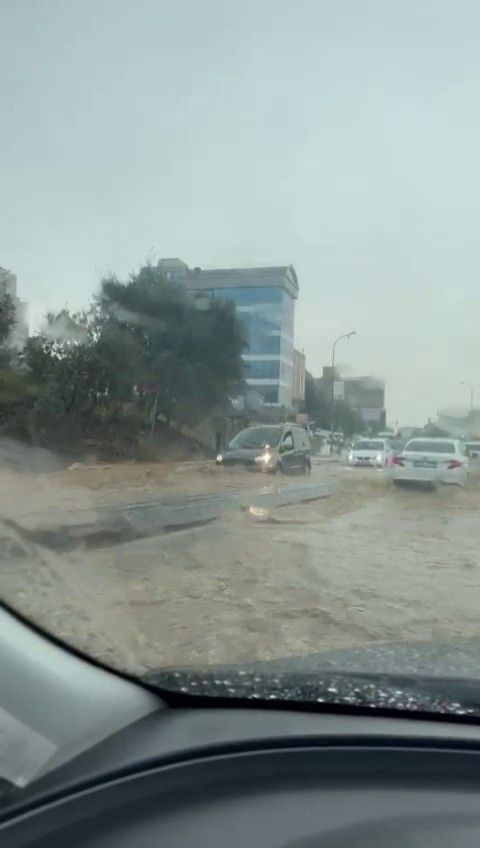 İstanbul’da sağanak: Yollar göle döndü, araçlar güçlükleilerledi