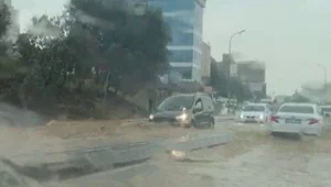 İstanbul’da sağanak: Yollar göle döndü, araçlar güçlükleilerledi İstanbul’da sağanak: Yollar göle döndü, araçlar güçlükleilerledi