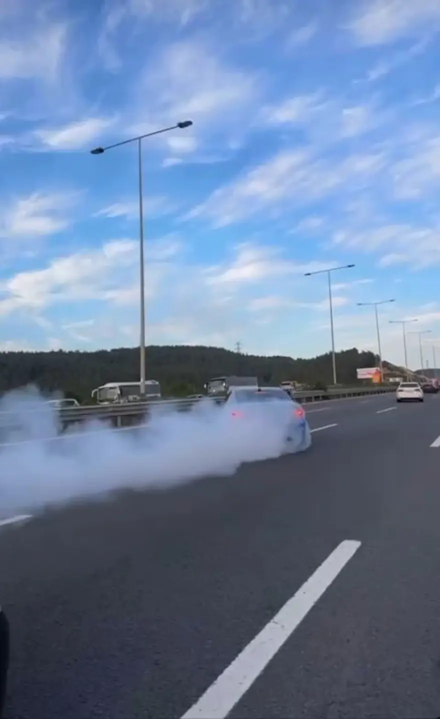 İstanbul’da otoyolu birbirinekatan çakarlı konvoydaki sürücülere gözaltı: Bakan Yerlikaya’dan vatandaşlaraçağrı 1 İstanbul’da otoyolu birbirinekatan çakarlı konvoydaki sürücülere gözaltı: Bakan Yerlikaya’dan vatandaşlaraçağrı 1