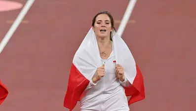 Polonyalı atlet Maria Andrejczyk, 8 aylık bebeğin kalp ameliyatı için olimpiyat madalyasını sattı