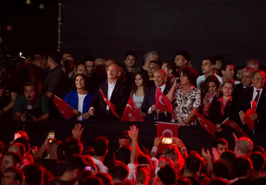 İzmir’de kurtuluş günü coşkusu: Tarkan konserine yüz binlerce kişi akın etti 28