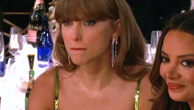 Espriye kızan Taylor Swift Altın Küre'yi terk etti