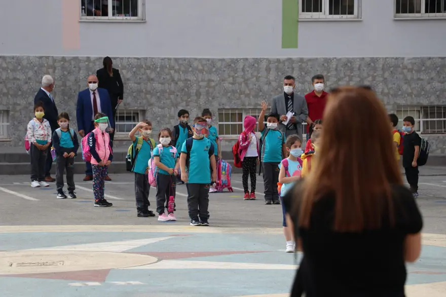 Yüz yüze eğitim anasınıfı ve ilkokul 1'inci sınıflarda başladı 12