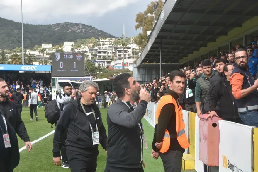 Bodrum FK-Eyüpspor maçında ortalık karıştı: Arda Turan'a yabancı madde atıldı, bir futbolcu hastaneye kaldırıldı 12