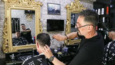 Alaçatı’daki tıraş fiyatı sosyal medyada gündem oldu, Berberler Odası’ndan açıklama geldi