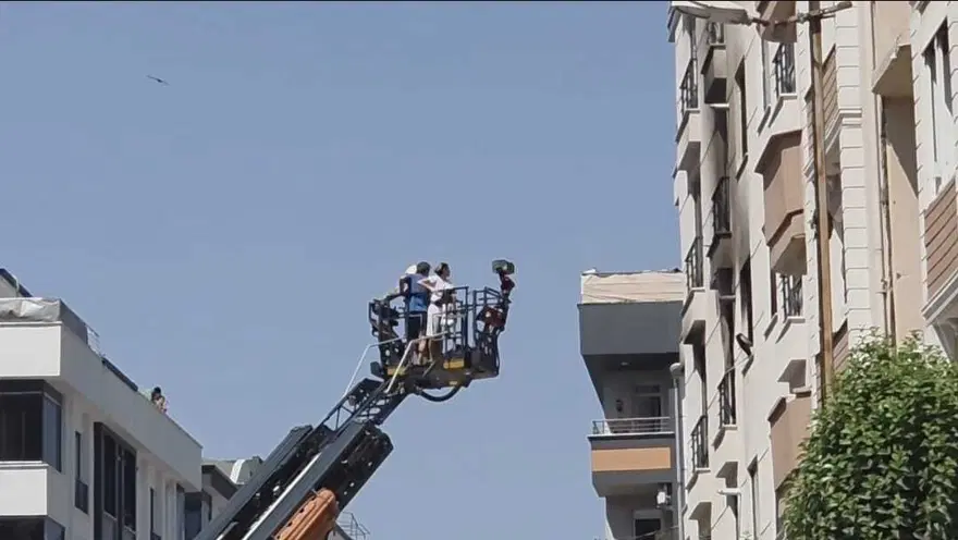 İstanbul'da beş katlı binada yangın: İki kişi pencereden atladı, biri ağır üç yaralı 1