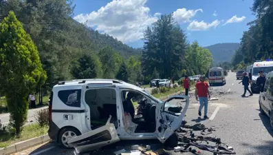 Marmaris'te yolu savaş alanına çeviren kaza: Can kaybı ve yaralılar var