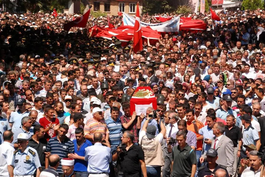 Şemdinli şehitleri son yolculuklarına uğurlandı 3