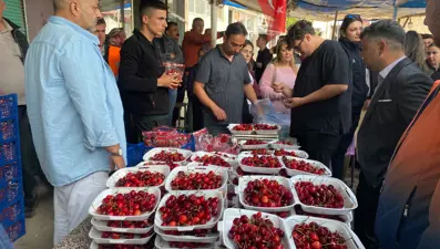 10 dakikada 2 buçuk kilo kiraz yedi: Yarışmada altın kazandı