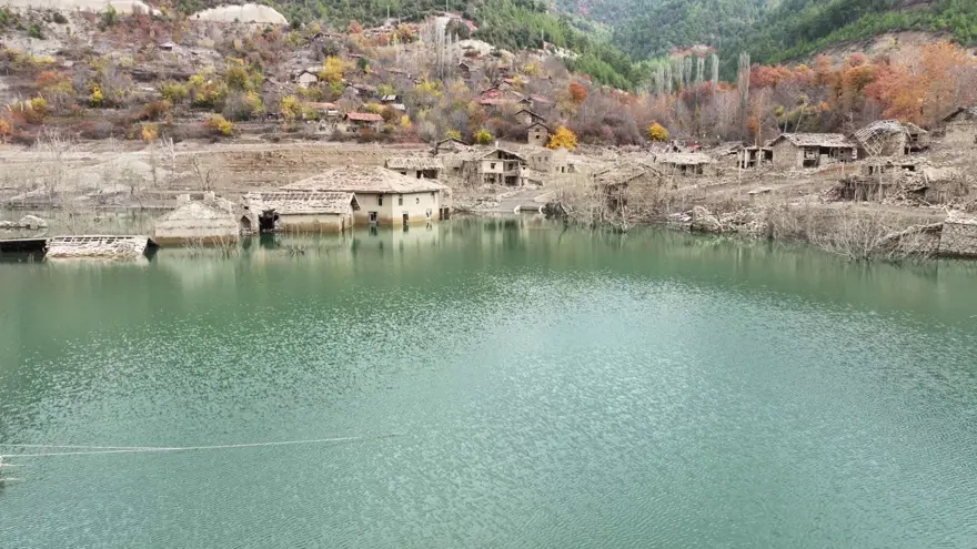 Isparta'da sular altında kalan köy kartpostallık görüntü oluşturdu 1