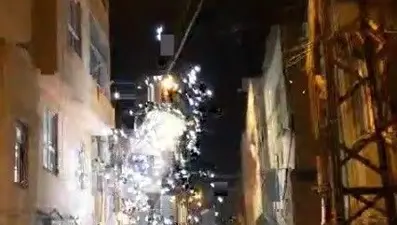 Patlayan yüksek gerilim hattından saniyelerle kurtuldu