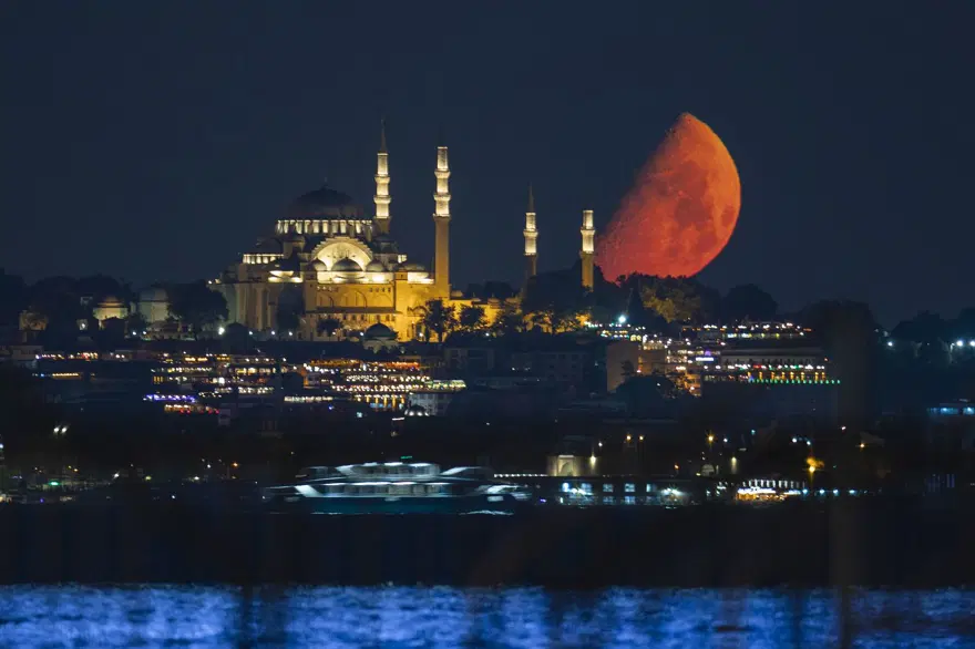 İstanbul'da yarım ay manzaraları 1