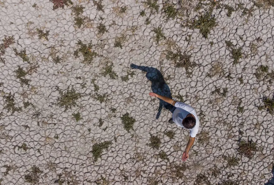 Kuruyan Akşehir Gölü'nün ortasında araçla gezilebiliyor 15