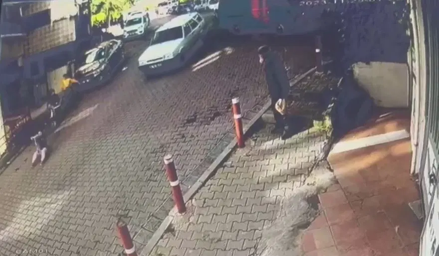 İstanbul'da feci kaza: Scooter kullanan küçük çocuk otomobilin altında kaldı 2