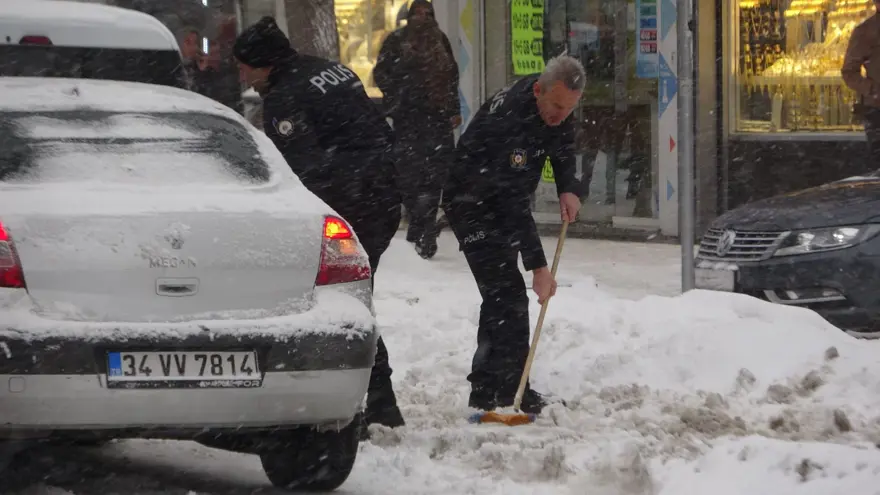 Van’da yollar buz pistine döndü: Sürücüler zor anlar yaşadı 