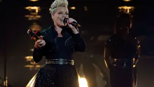 ABD'li şarkıcı Pink'ten kıyafet cezası alan sporculara destek
