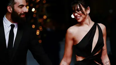 Dua Lipa sevgilisi Romain Gavras ile ilk kez kırmızı halıda