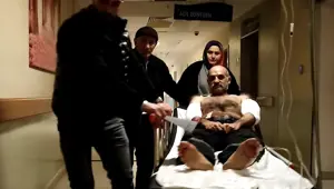 Ağaç soyma makinesine kollarını kaptırdı